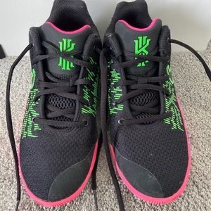 Nike Kyrie Flytrap II Basketball Shoes, Boys Sz 5